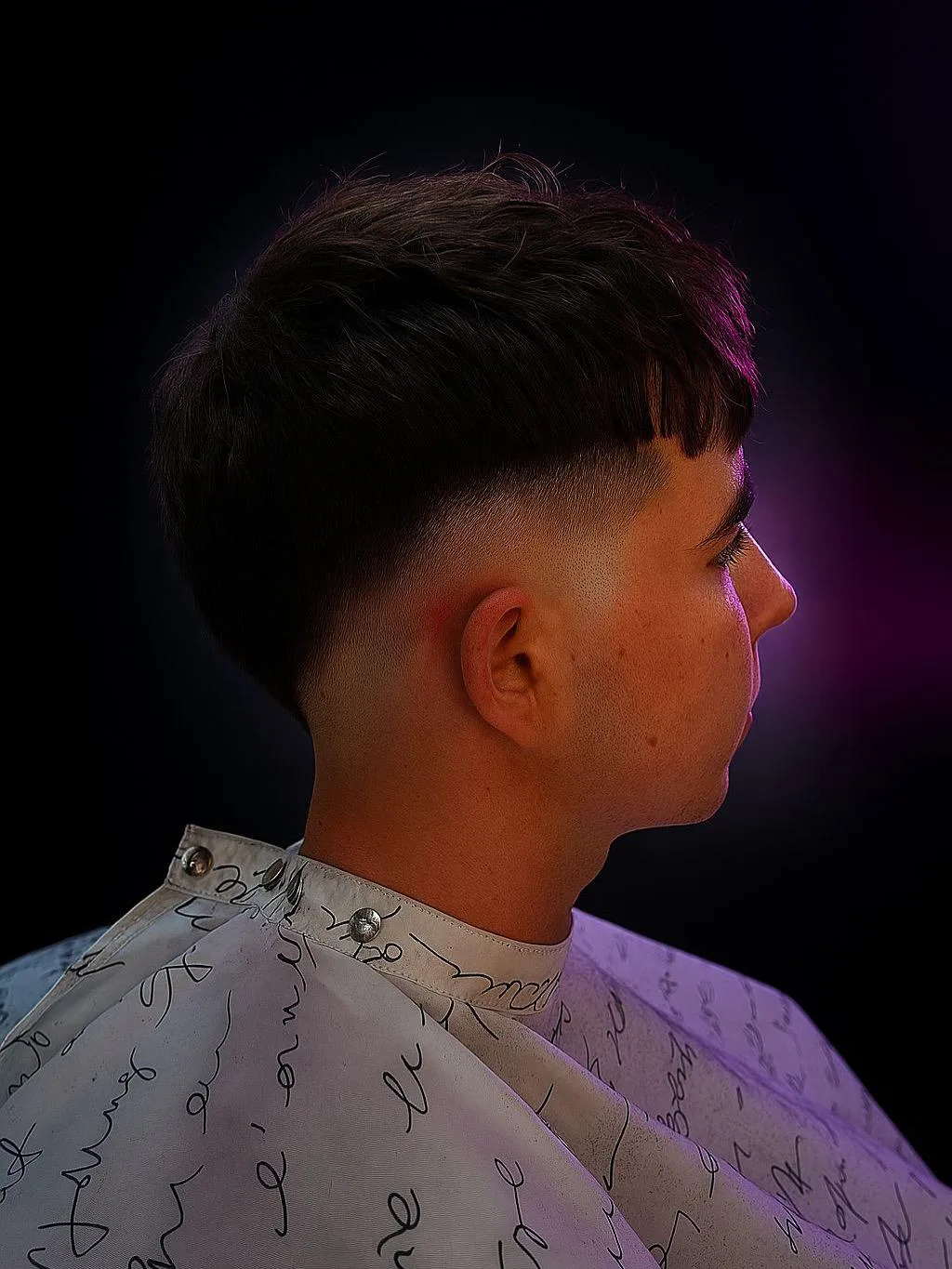 Corte degradado con flequillo texturizado realizado en Peluquería Tino New Barber, barbería en San Juan de Aznalfarache