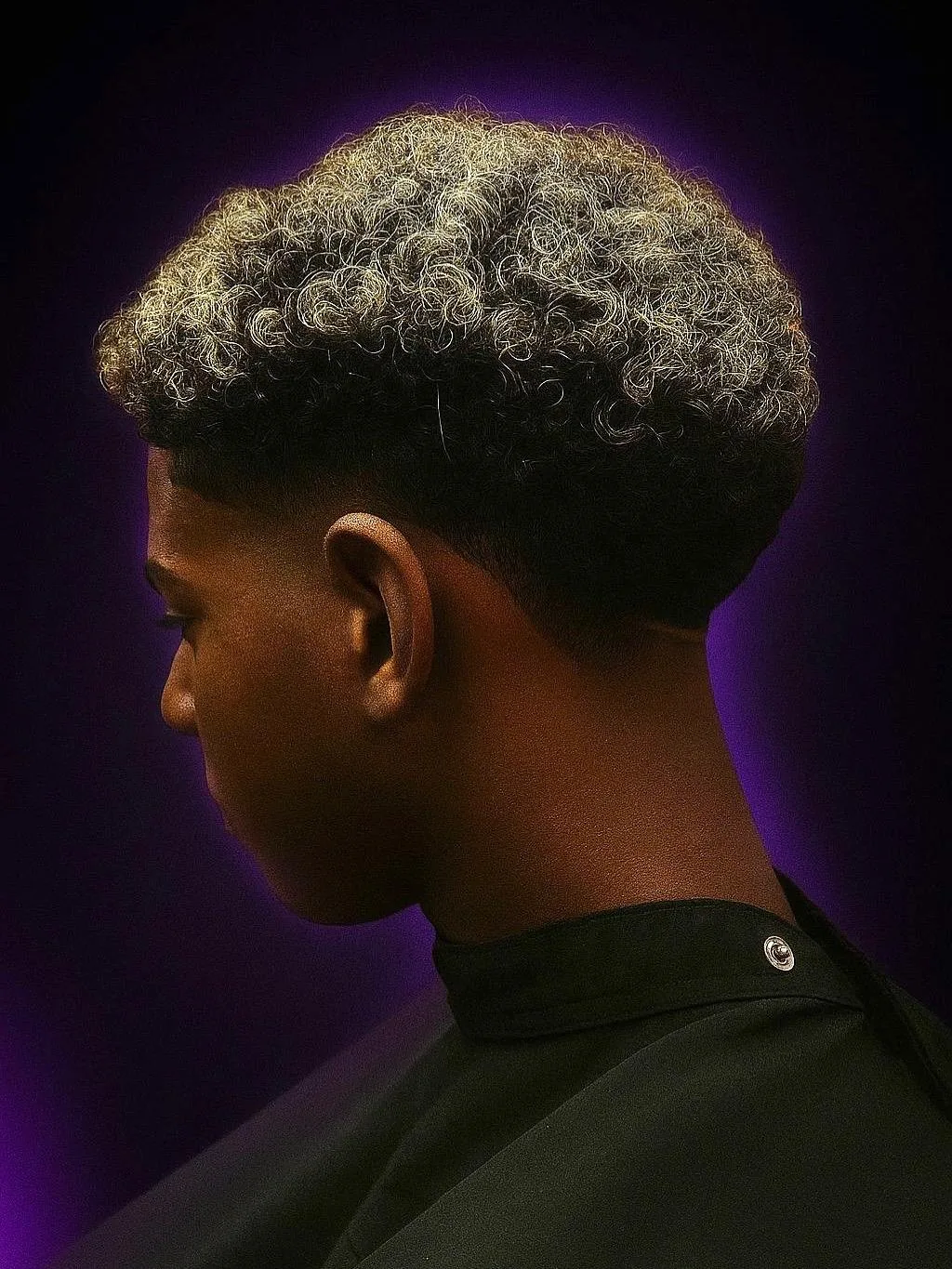 Corte rizado corto con decoloración rubia realizado en Peluquería Tino New Barber, barbería en San Juan de Aznalfarache