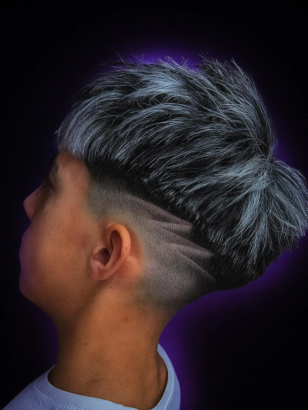 Degradado con diseño a navaja y mechas plateadas realizado en Peluquería Tino New Barber, barbería en San Juan de Aznalfarache