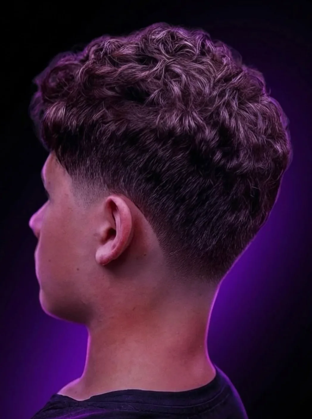 Taper fade en pelo rizado realizado en Peluquería Tino New Barber, barbería en San Juan de Aznalfarache